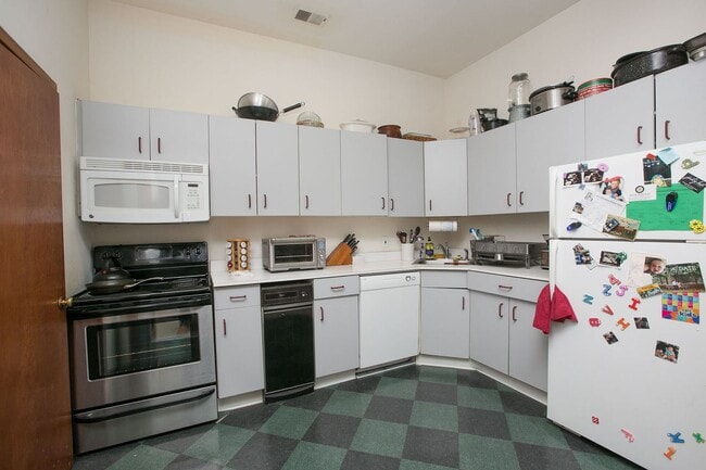 Building Photo - Charming Old City Apartments