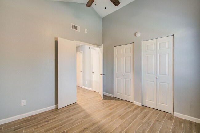 Building Photo - Remodeled 3 Bed / 2 Bath townhome at The B...