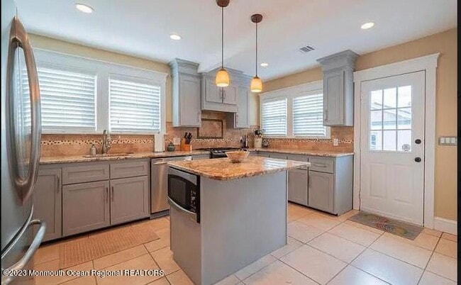 Building Photo - 817 Drummond Ave