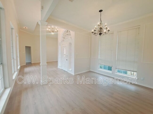 Building Photo - 902 Sunpoint Cir