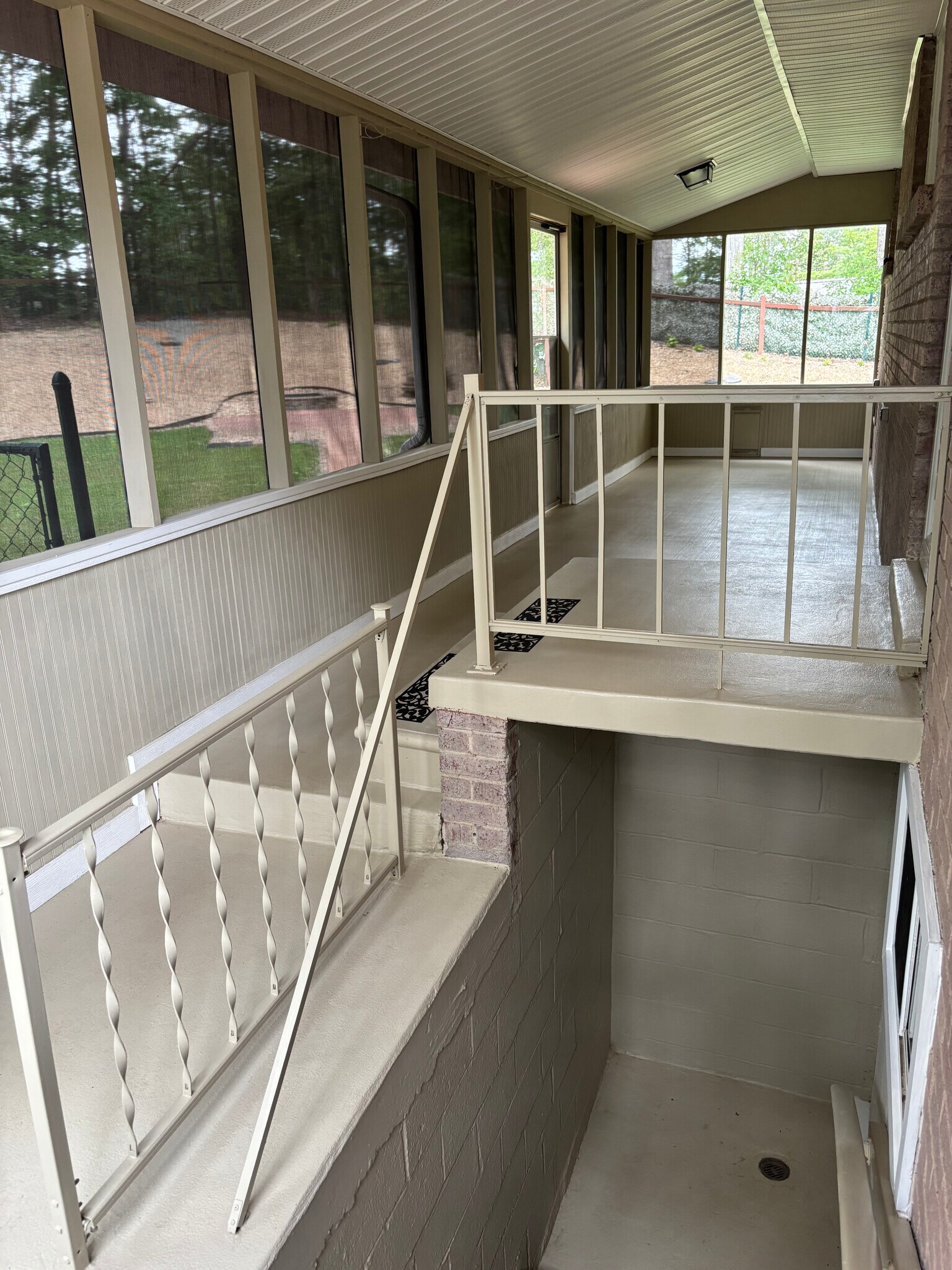 Screen porch - 48 Hope Rd