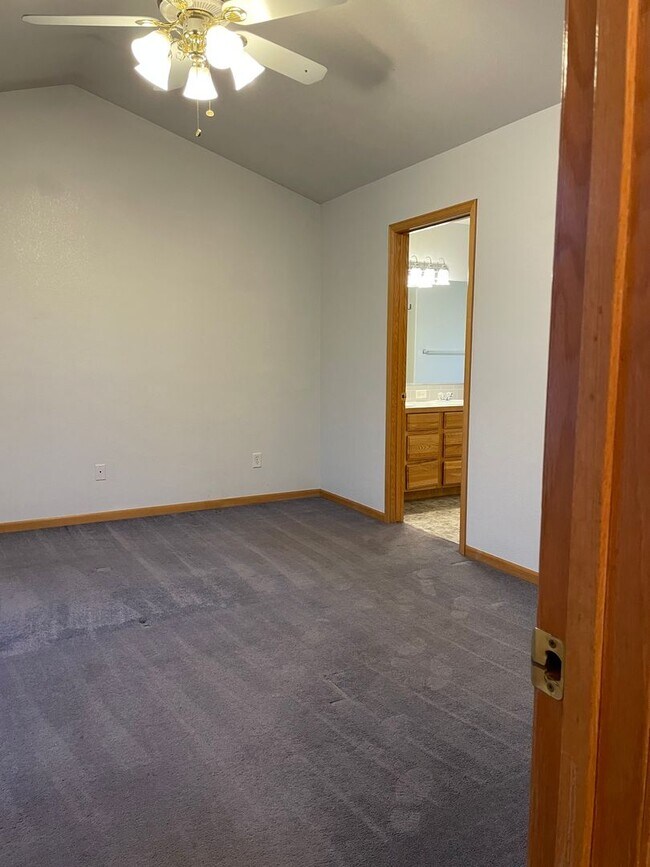 Building Photo - Spacious 4-Bedroom / 3-Bath Single Family Home in Windsor!