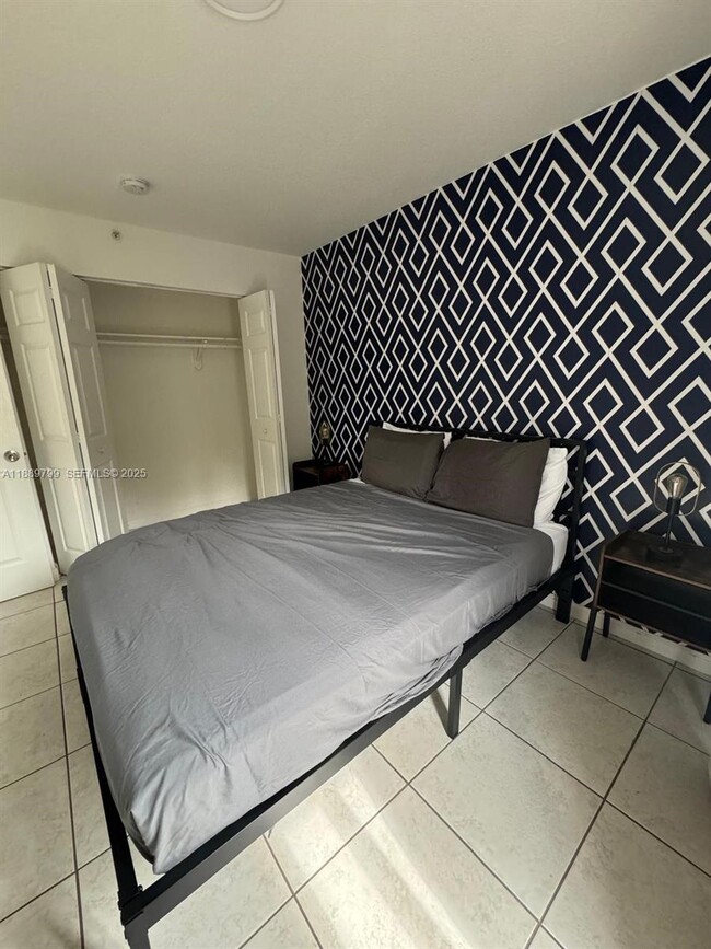 Building Photo - 328 NW 12th Ave