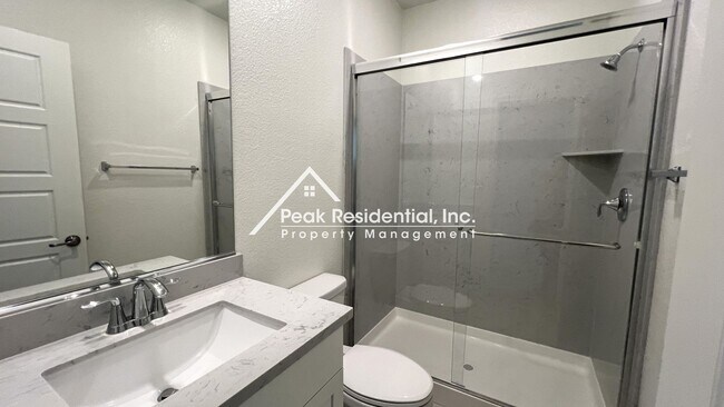 Building Photo - Still looks new. 4-bedroom home in North N...