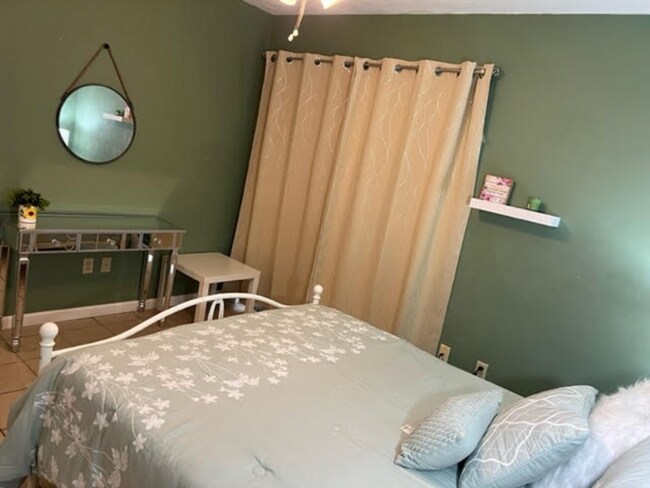 Building Photo - 1700 SW 16th Ct