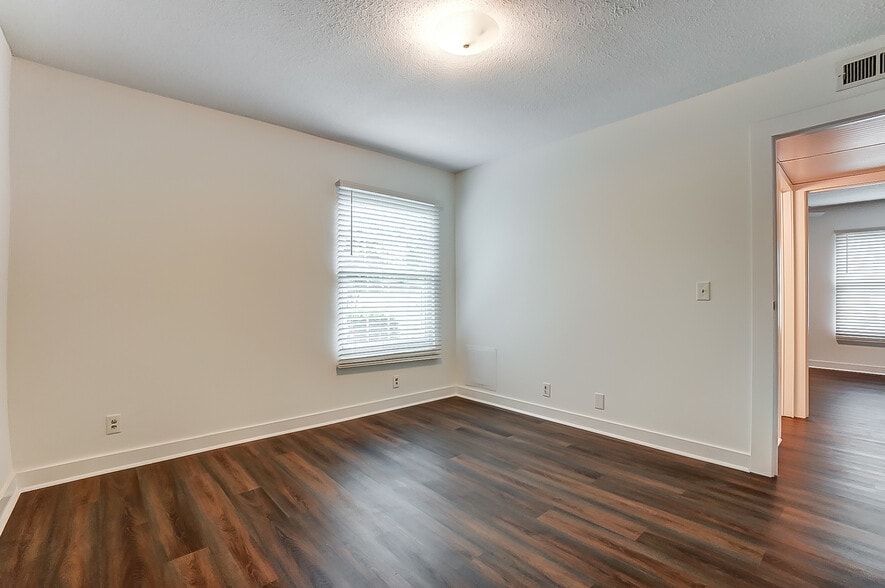 Building Photo - 2600 Park Rd