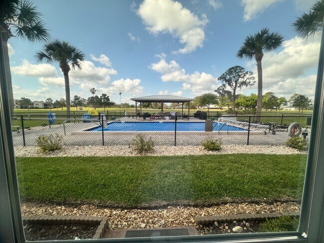 Building Photo - 3607 Edgewater Dr