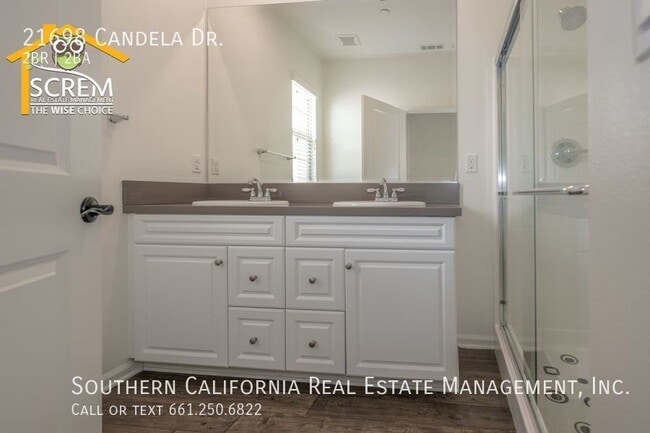 Building Photo - Updated Two Bedroom Detached Home in Gated...