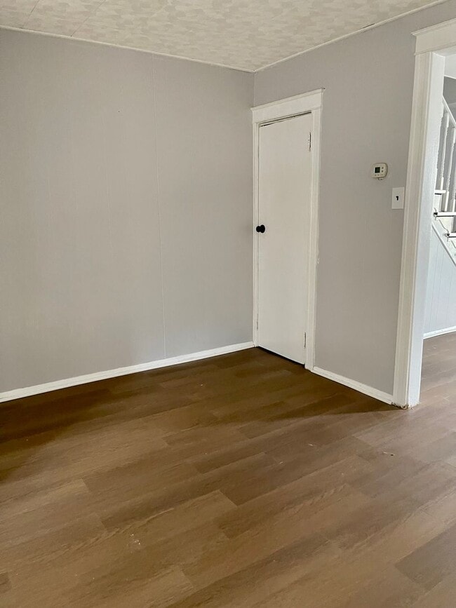 Building Photo - Lovely 3-bedroom townhome near 69th St.
