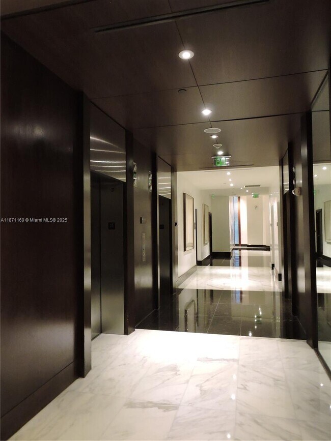 Building Photo - 200 Biscayne Blvd Way