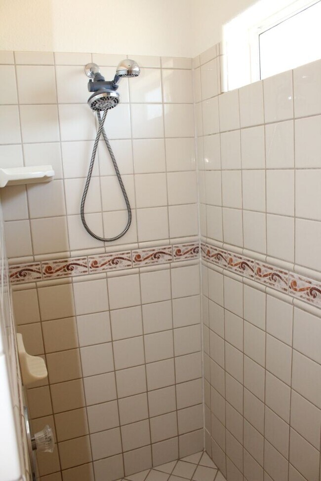 Building Photo - 3 Bedroom 2 Bathroom 3 Car Boat Deep Garag...