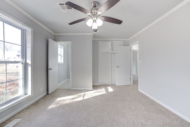 Building Photo - Stunning 4 Bed 3 Bath Home on Quiet Street!