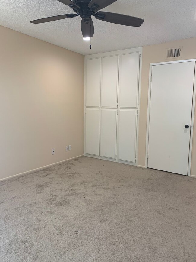 Building Photo - Spacious Lake Forest condo available 09/05...