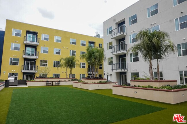 Building Photo - 10568 Gateway Prom