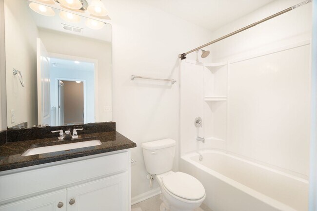 Building Photo - Spacious Living in the Heart of West Ashley