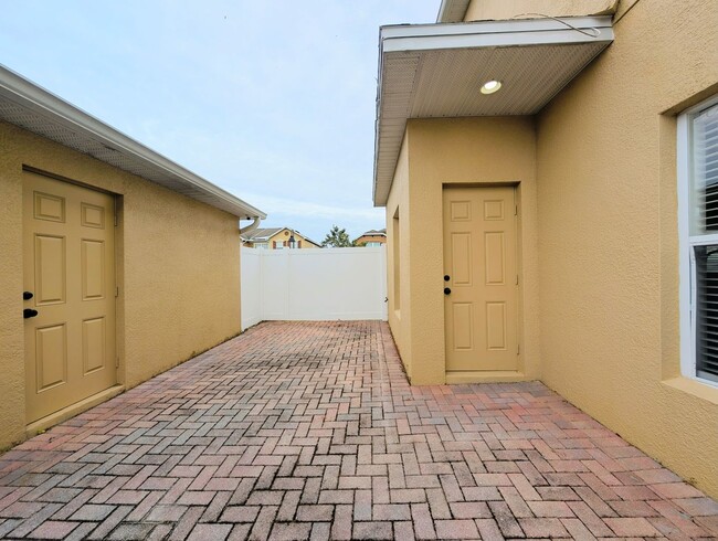 Building Photo - Spacious 3-Bedroom Townhouse with Resort-S...