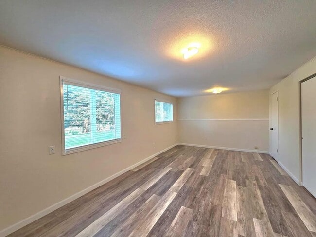 Building Photo - Stunning 4 Bedroom, 3 Bathroom Home, with ...