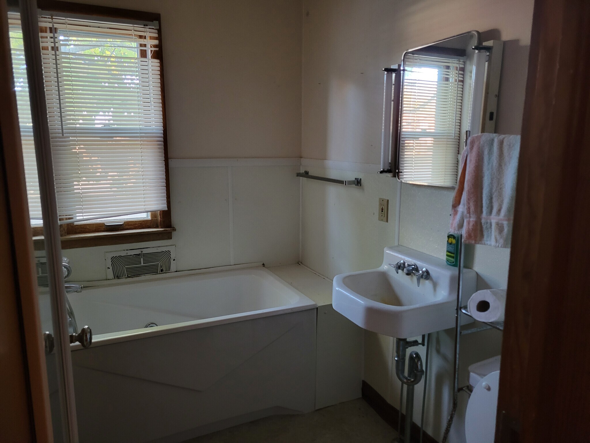 Main floor bath - 637 Ruble Ave