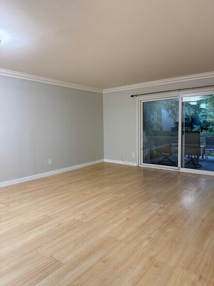 Building Photo - 7101 Farralone Ave