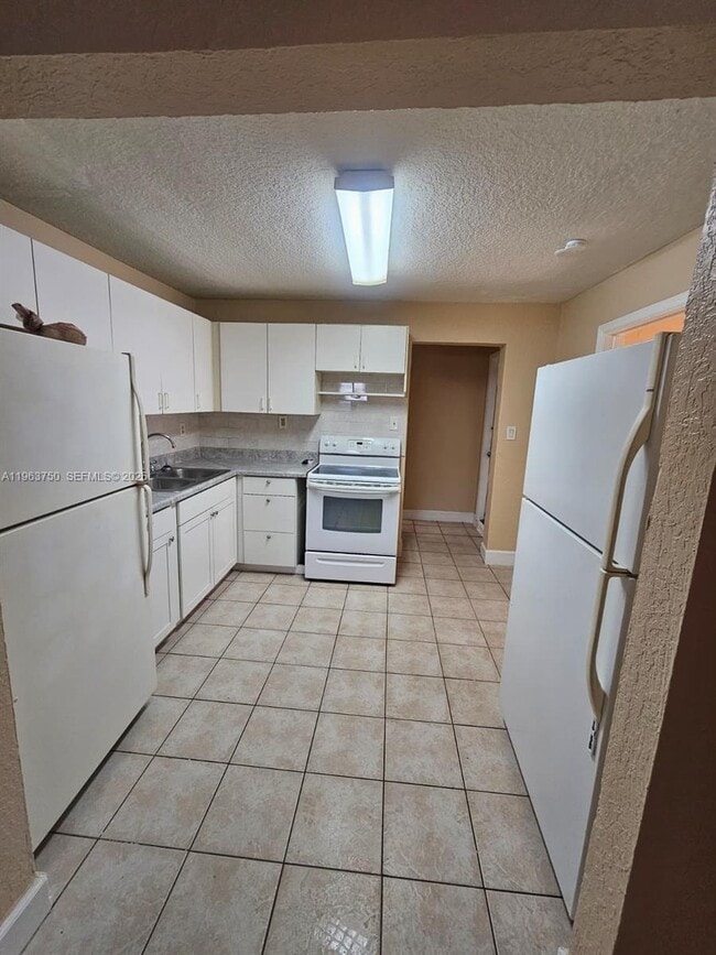 Building Photo - 2990 SW 15th Ave