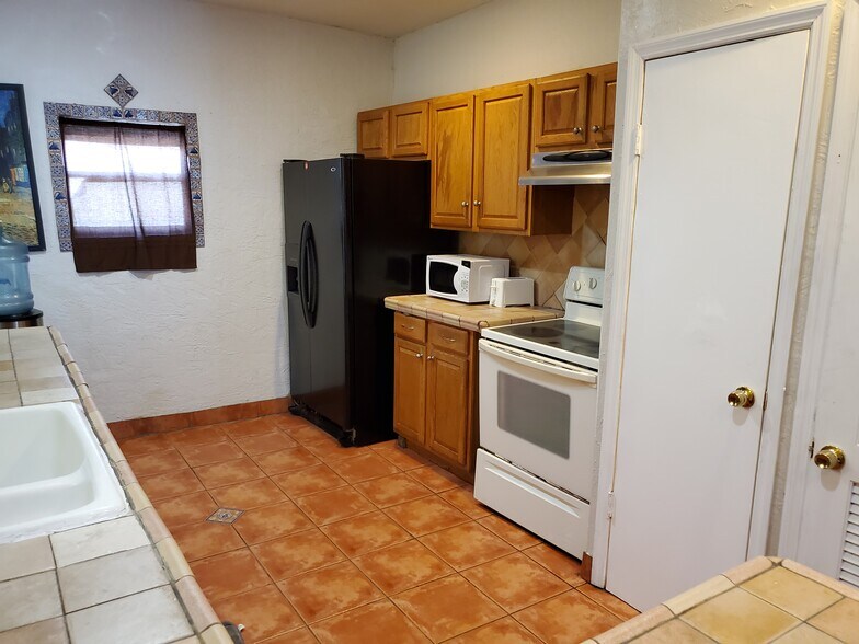 Building Photo - 613 El Prado