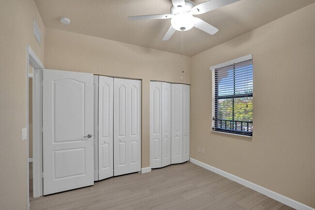 Building Photo - Gorgeous Townhome in Parkland