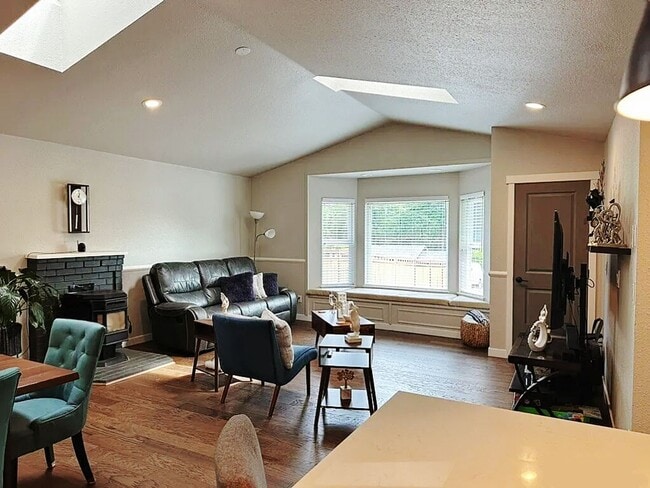 Building Photo - 4529 Crescent Ave