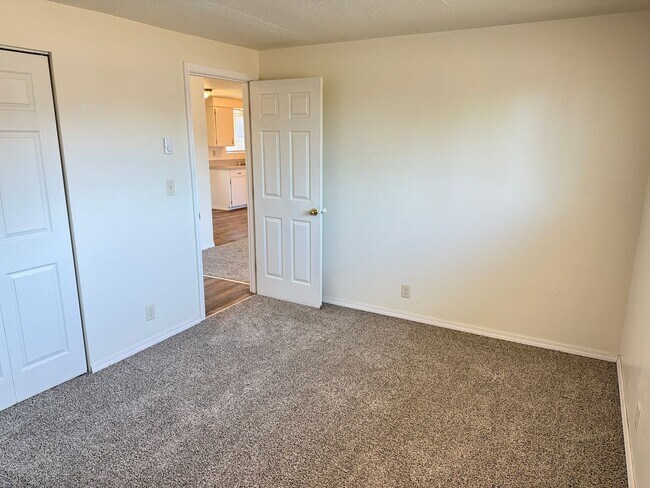Building Photo - Updated single level 2 bed/1 bath duplex in Springfield!