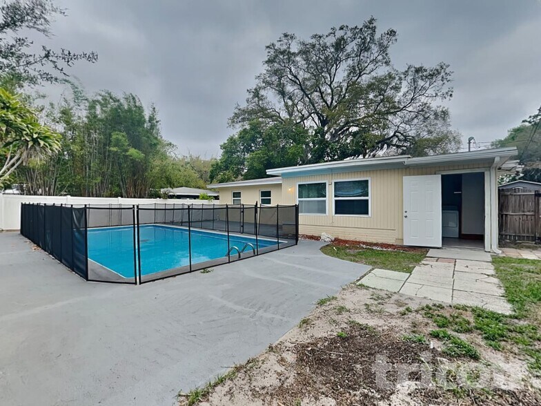 Building Photo - 615 5th Ave N