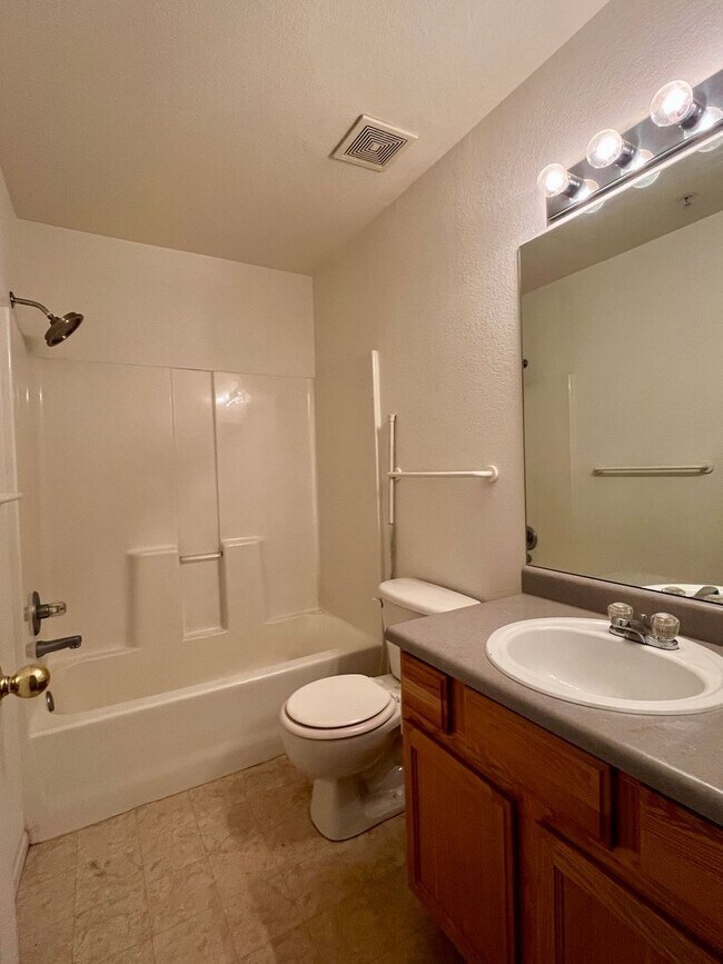 Building Photo - Adorable 3 story, 3BR/3.5BA Townhome w/ detached garage!