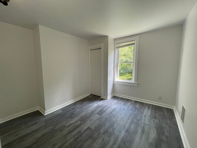 Building Photo - Brand New 5 bedroom 2 Bathroom