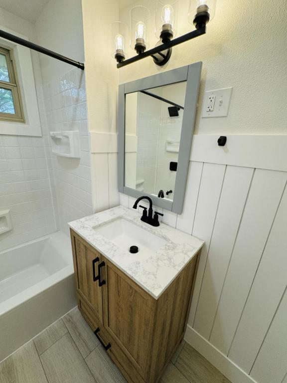 Building Photo - 821 1/2 N Ewing St