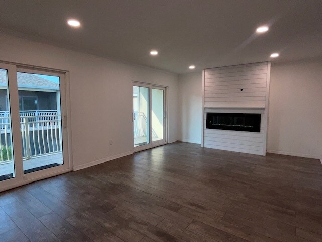 Building Photo - 8811 Bay Pointe Dr