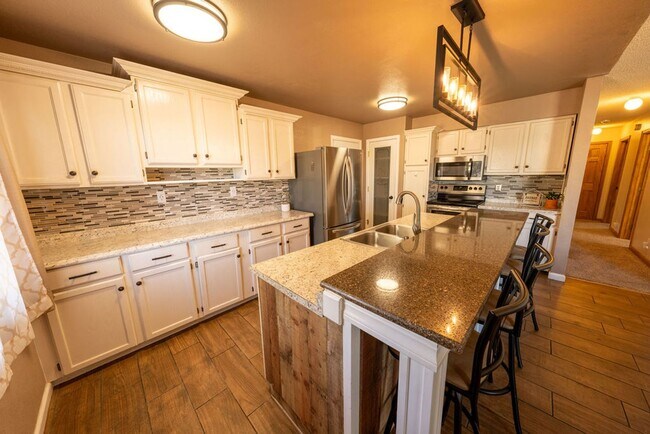Building Photo - ***MOVE IN SPECIAL*** $500 OFF 1st MONTH'S...