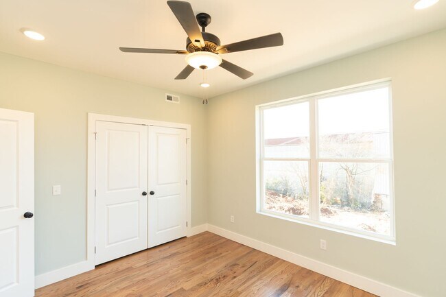 Building Photo - Modern 4 Bedroom Townhome in Southside Chattanooga