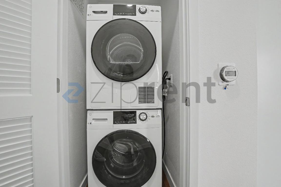 Building Photo - Unit 415