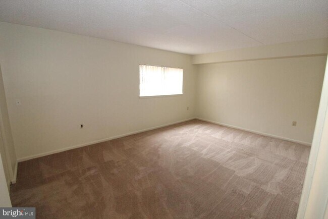 Building Photo - 8600A Village Square Dr