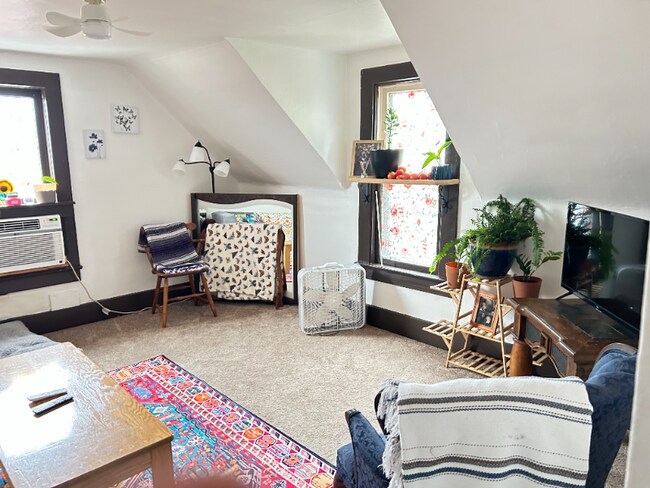 Building Photo - 103 Erie St SE