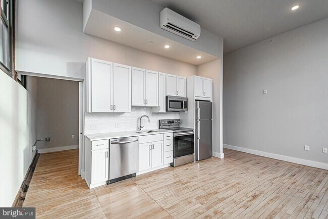 Building Photo - 1300 S 19th St