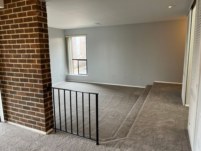 Building Photo - Spacious 1 Bedroom Adjacent to METRO