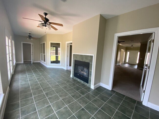 Building Photo - Spacious 3Bed/2Ba Brick Home in Established Neighborhood w/Easy Access to Everything! *SPECIAL: 1...