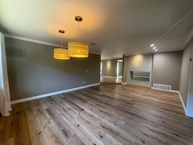 Building Photo - 9225 N Arroya Vista Dr W