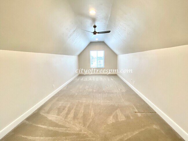 Building Photo - BEAUTIFUL 4 bed 2 1/2 Bath Located in Cent...