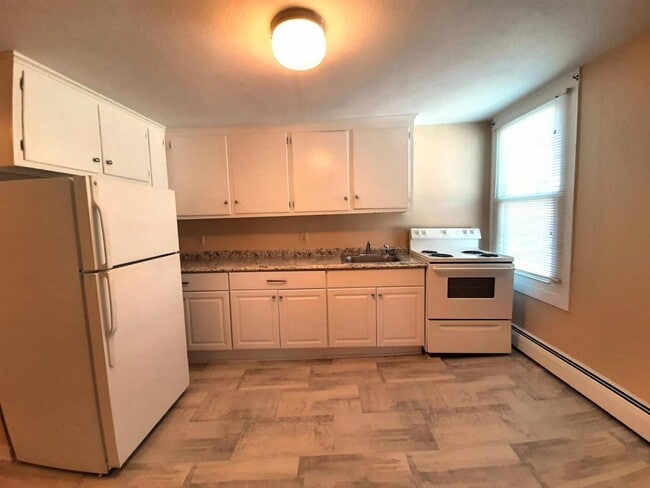 Building Photo - 163-165 Main St