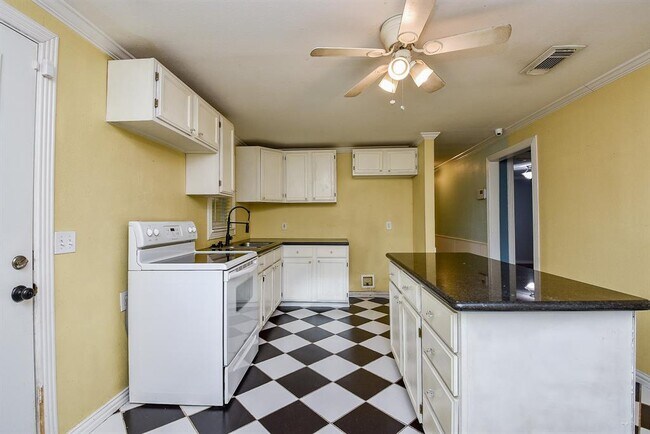 Building Photo - 1105 Avenue D