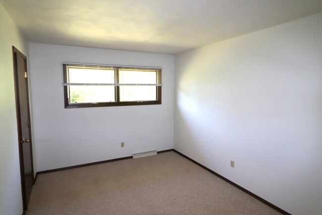 Building Photo - Nice side by side Appleton Duplex