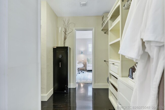 Building Photo - 136 Worth Ct S