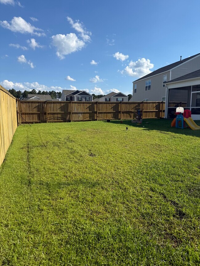 Building Photo - 102 Green Passage Ln