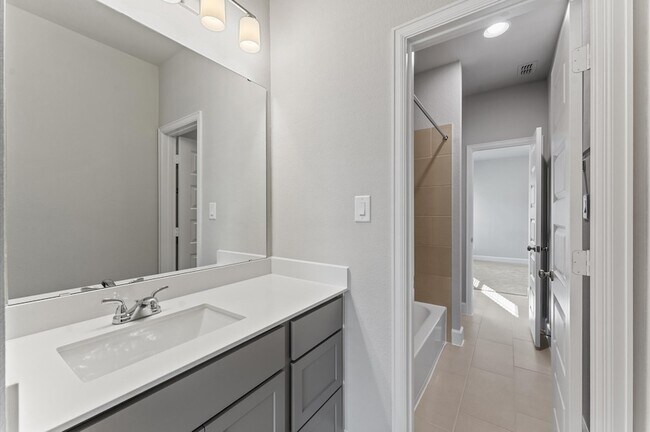 Building Photo - 528 Oakview Bend Dr