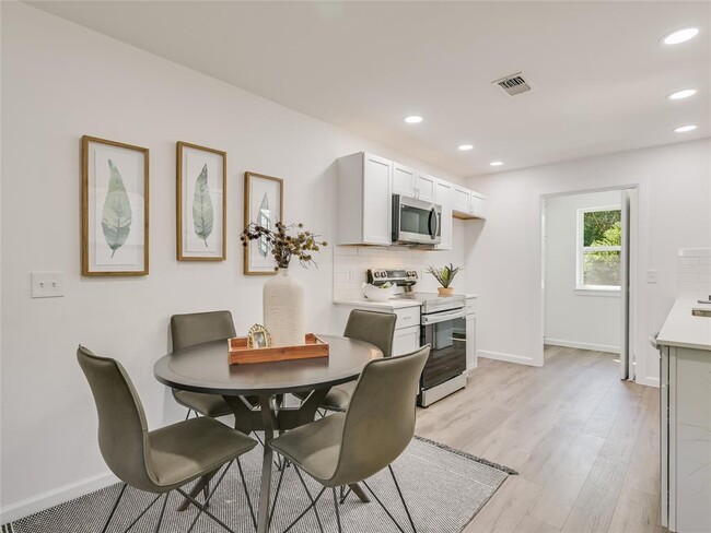 Building Photo - 903 Romeria Dr